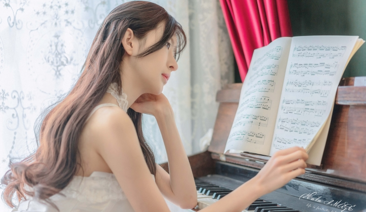 包养网站背后的消费主义陷阱，物质至上主义正如何侵蚀青年女性的价值观，反思扭曲消费观